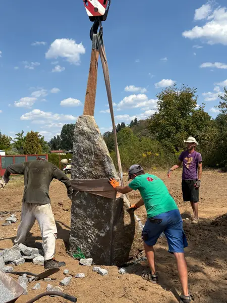Usazování menhiru — společná práce a přesnost