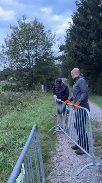 Společně u vstupu do areálu