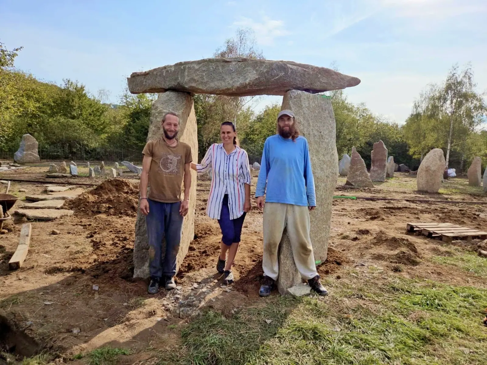 Dokončený dolmen a jeho stavitelé