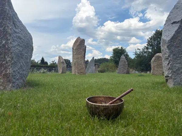 Zpívající mísa v kamenném kruhu