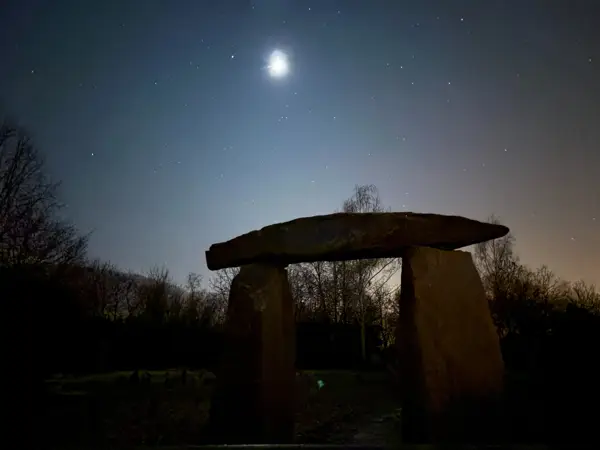 Dolmen pod měsíční oblohou