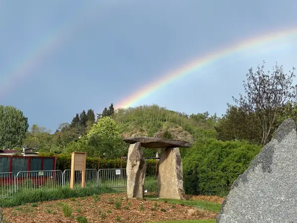 Duha nad vstupním dolmenem